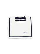 Bavaglino per neonati Petit Bateua Kids bianco con logo ricamato sul davanti A0G9L 01 PETIT BATEAU KIDS 