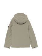 Giubbino per bambino Stone Island Kids verde cachi con cappuccio e logo L2S164100007S0A27 V0068 STONE ISLAND KIDS 