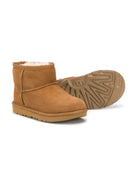 Stivali Classic II mini per bambina UGG Kids marrone con fodera in shearling 1017715K CHE UGG KIDS 