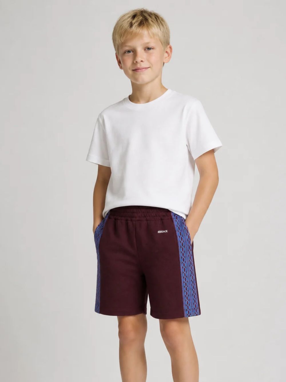 Shorts per bambino Versace Kids bordeaux con bande laterali 10249361A18115 2RH20 VERSACE KIDS 