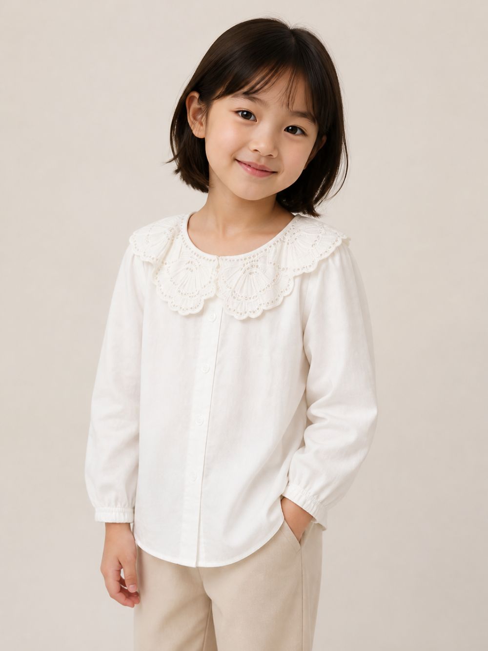 Camicetta per bambina Donsje Kids bianca con colletto smerlatoe e ricami floreali. 4125900 00029 DONSJE KIDS 