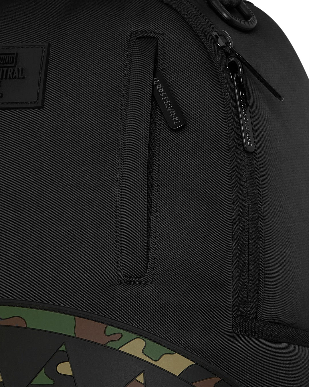 Zaino Shark Central Black Nylon Camo Embossed Shark per bambini Sprayground Kids nero con dettagli in camouflage 910B9331 NSZ SPRAYGROUND KIDS 