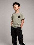 T-shirt per bambino Stone Island Kids verde con applicazione logo sul davanti L2S162100003S0047 V0068 STONE ISLAND KIDS 