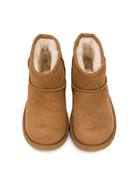 Stivali Classic II mini per bambina UGG Kids marrone con fodera in shearling 1017715K CHE UGG KIDS 