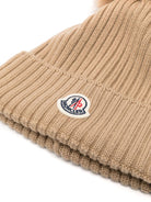 Berretto a coste con pompon per bambini Moncler Enfant beige con tesa curva - Rubino Kids