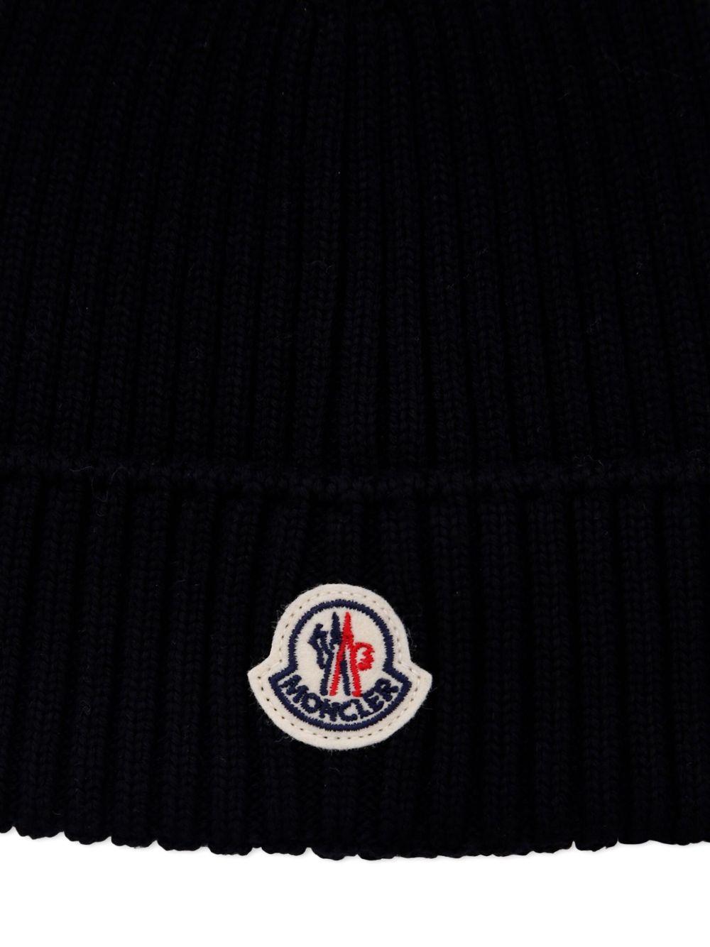 Berretto a coste per bambino Moncler Enfant nero con applicazione con logo - Rubino Kids