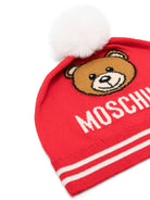 Berretto per bambina Moschino Kids rosso con logo intarsiato e dettaglio pompon - Rubino Kids