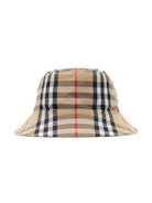 Cappello bucket reversibile per neonato Burberry Kids beige con targhetta con logo - Rubino Kids