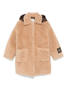 Cappotto per bambina Fendi Kids beige con tasche anteriori e logo sul polso - Rubino Kids