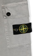 Cargo con applicazione Compass per bambino Stone Island Junior grigio con gamba affusolata - Rubino Kids