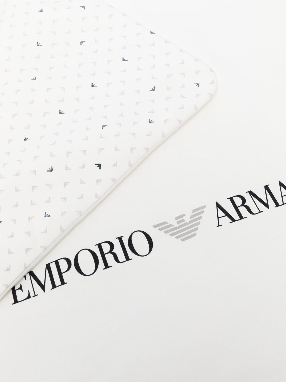 Coperta per neonato Emporio Armani Kids bianco con motivo monogramma - Rubino Kids