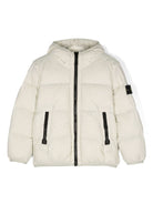 Giacca imbottita con distintivo della bussola per bambino Stone Island Junior beige con cappuccio classico - Rubino Kids