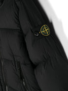 Giacca imbottita con distintivo della bussola per bambino Stone Island Junior nero con cappuccio classico - Rubino Kids