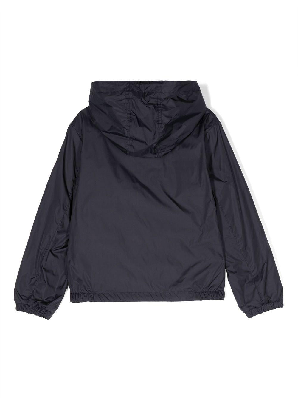 Giacca impermeabile New Urville per bambino Moncler Enfant blu con applicazione sulla manica con logo - Rubino Kids