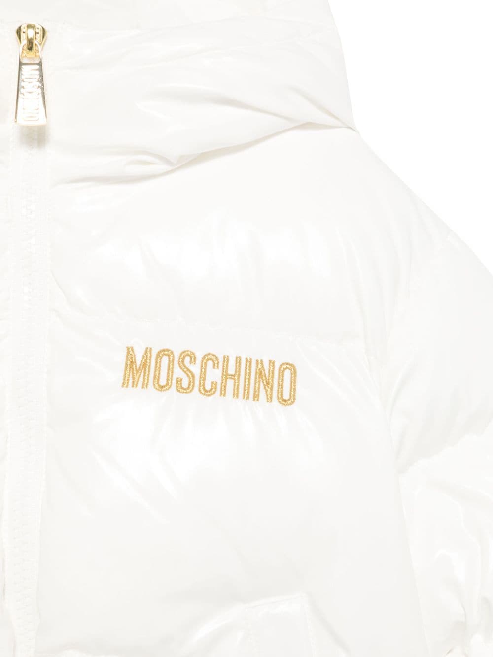 Giubbino con ricamo per bambina Moschino Kids bianco con logo sul letto - Rubino Kids