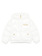 Giubbino con ricamo per bambina Moschino Kids bianco con logo sul letto - Rubino Kids