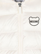 Giubbotto imbottito per neonati Moschino Kids bianco con applicazione logo - Rubino Kids