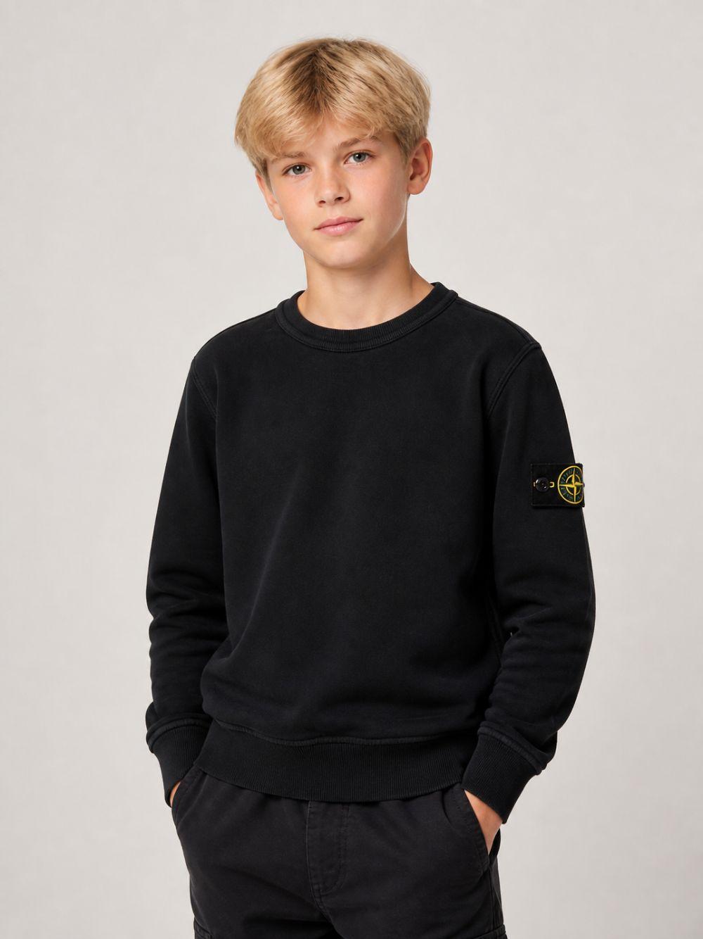 Felpa per bambino Stone Island Kids nera con applicazione sulla manica L2S166100001S0A20 V0029 STONE ISLAND KIDS 
