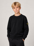Felpa per bambino Stone Island Kids nera con applicazione sulla manica L2S166100001S0A20 V0029 STONE ISLAND KIDS 