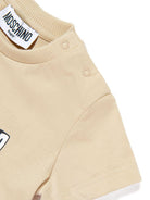 T-shirt per neonati Moschino Kids beige con logo sul davanti MUM04PLAA03 20829 MOSCHINO KIDS 