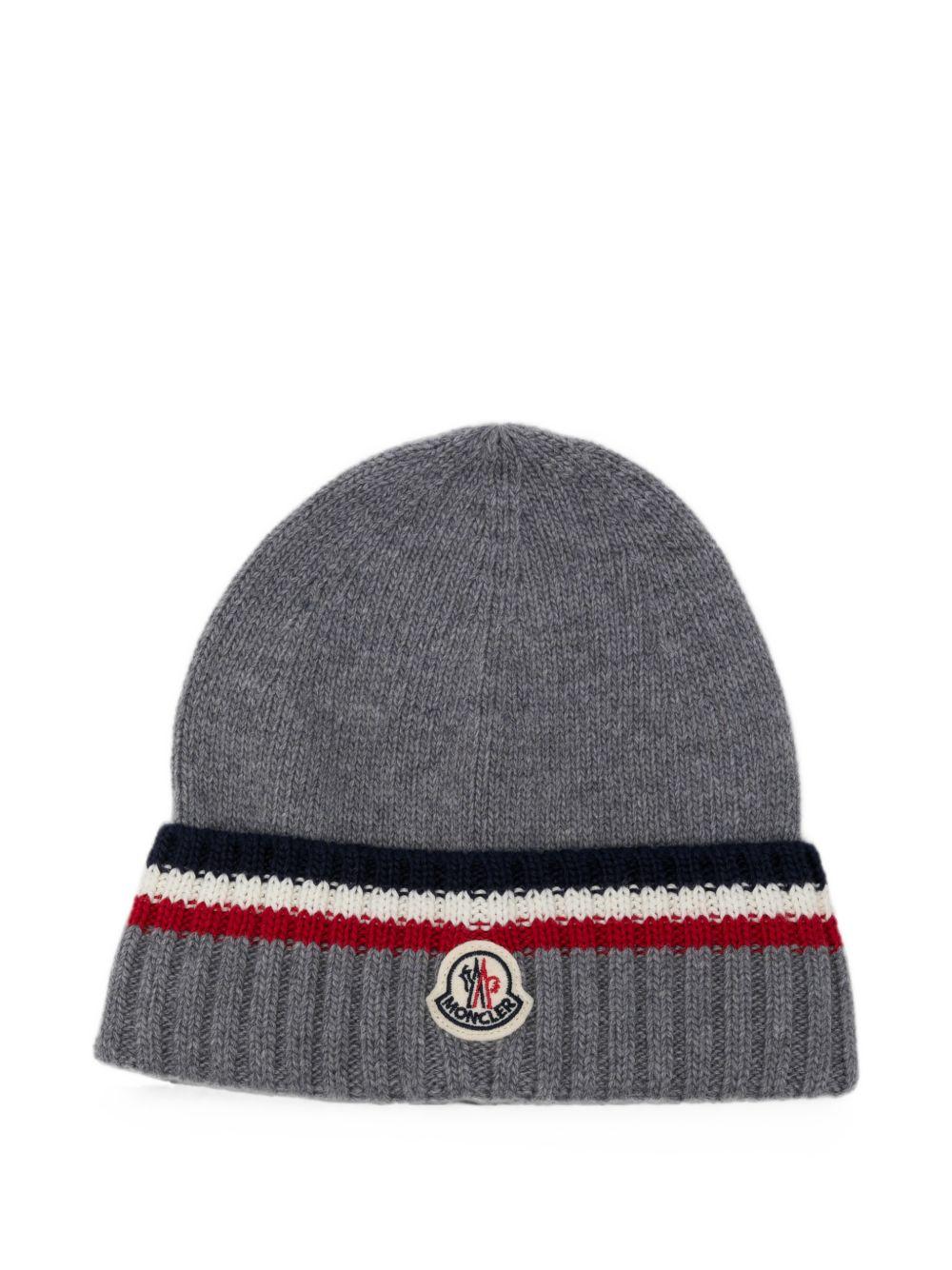 Cappello per bambino Moncler Enfant grigio con patch con logo sul davanti L29543B00001M4281 988 MONCLER KIDS 