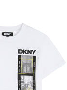 T-shirt per bambino DKNY Kids bianca con stampa grafica sul davanti D62536 10P DKNY KIDS 