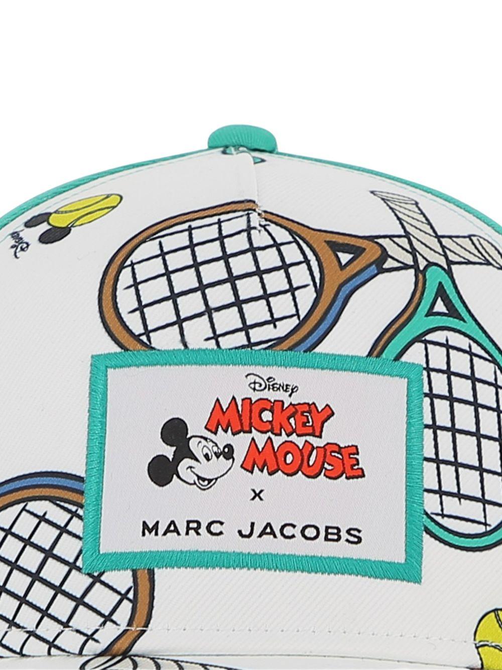 Cappello per bambino The Marc Jacobs x Mickey Mouse verde con stampa racchette da tennis W60842 73D THE MARC JACOBS KIDS 