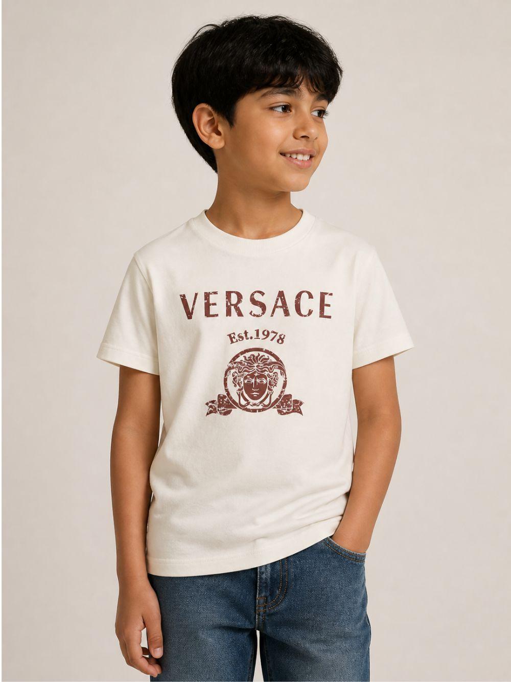T-shirt per bambino Versace Kids beige con stampa grafica 10249461A18123 2YE00 VERSACE KIDS 