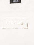 T-shirt per neonata Versace Kids bianco con stampa logo e chiusura a pressione sulla spalla 10185701A13874 2W110 VERSACE KIDS 