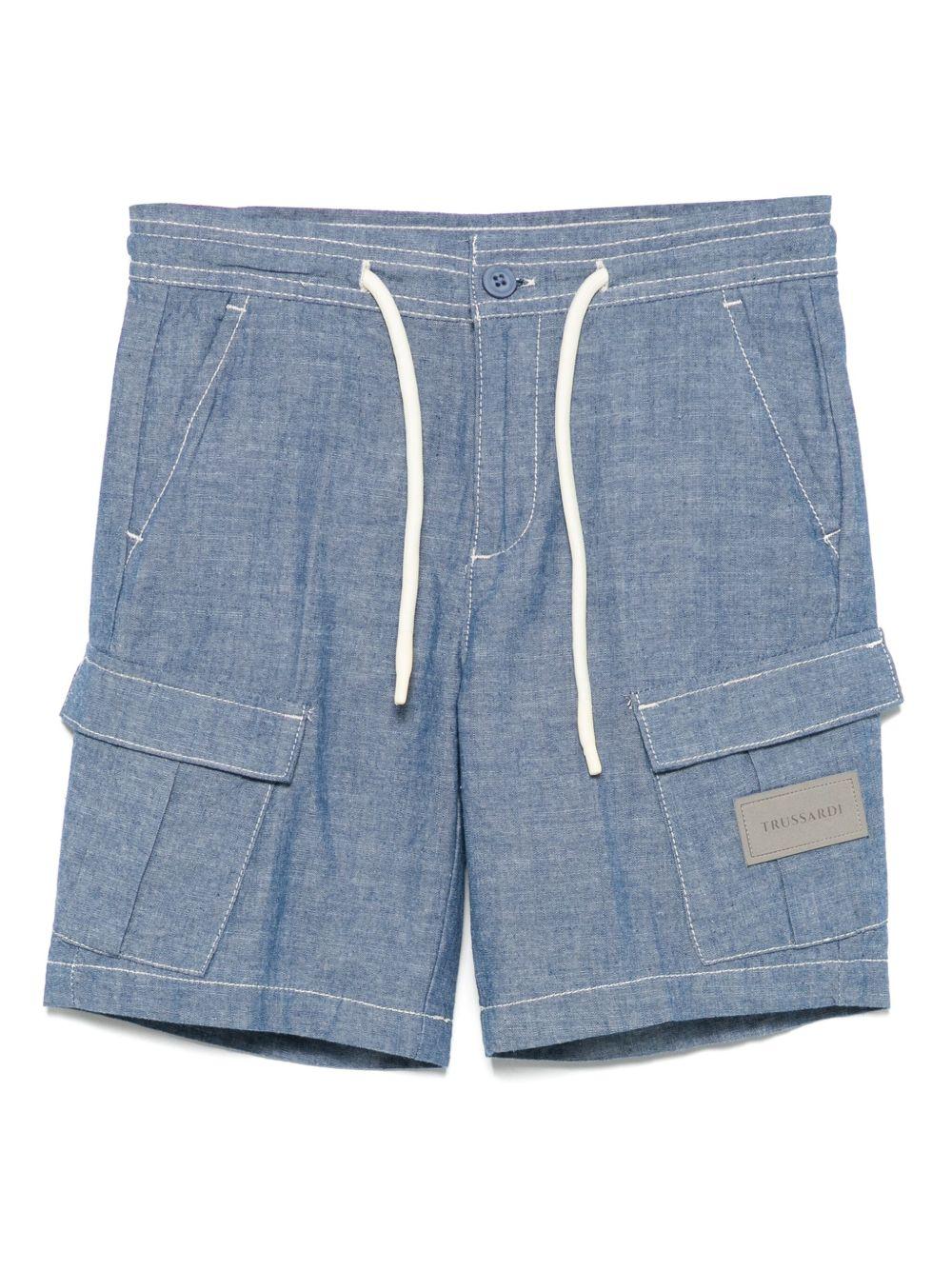 Shorts per bambino Trussardi Junior blu con applicazione logo e due tasche cargo frontali TBP25160BE DENIM STONEWASH TRUSSARDI KIDS 