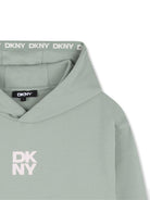 Felpa per bambino DKNY Kids verde con dettaglio logo sul davanti D62559 623 DKNY KIDS 