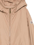Giubbino per bambino Moncler Enfant marrone chiaro con cappuccio e cerniera L19541A0008354AQE 513 MONCLER ENFANT 