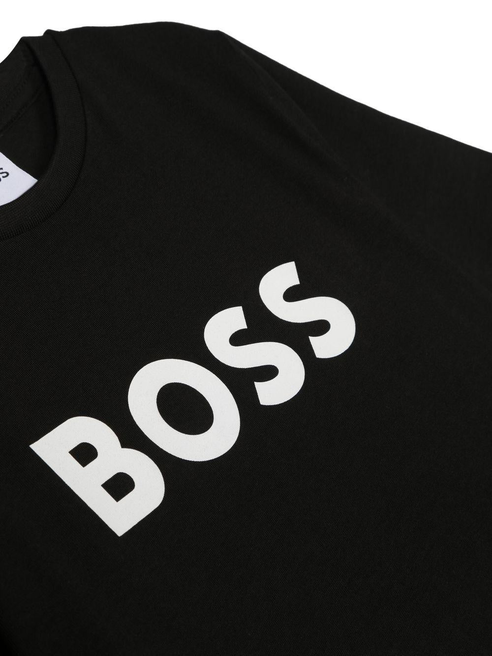 T-shirt per bambino BOSS Kidswear nero con logo goffrato bianco J25P24 09B BOSS KIDS 