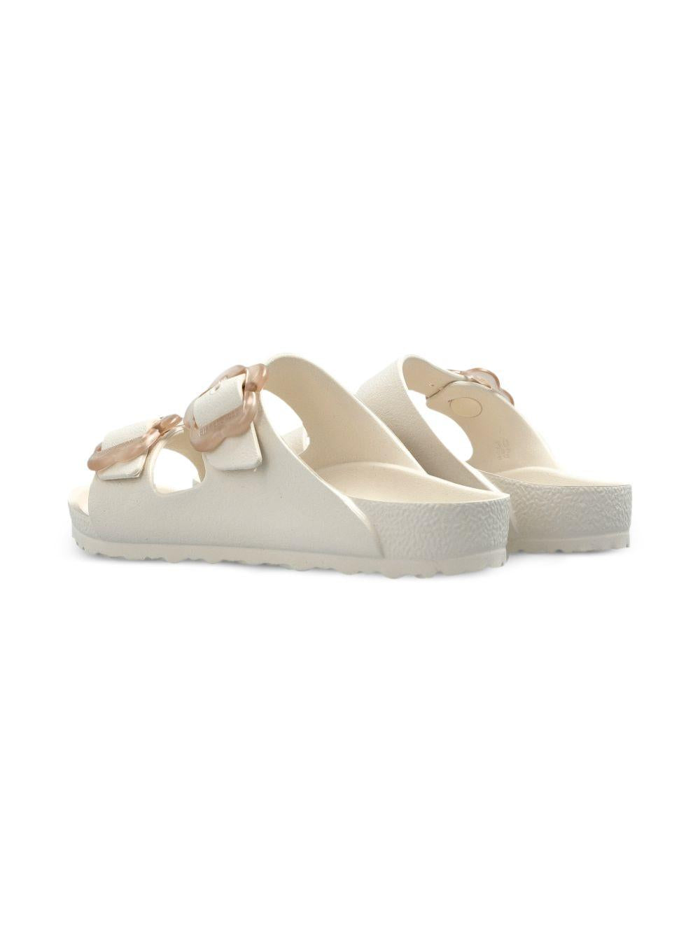 Ciabatte Arizona per bambina Birkenstock Kids bianche con con fibbia a forma di fiore 1031291 EGGSHELL BIRKENSTOCK KIDS 
