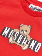 T-shirt per neonati Moschino Kids rossa con logo sul davanti MUM04PLAA03 50109 MOSCHINO KIDS 