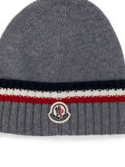 Cappello per bambino Moncler Enfant grigio con patch con logo sul davanti L29543B00001M4281 988 MONCLER KIDS 