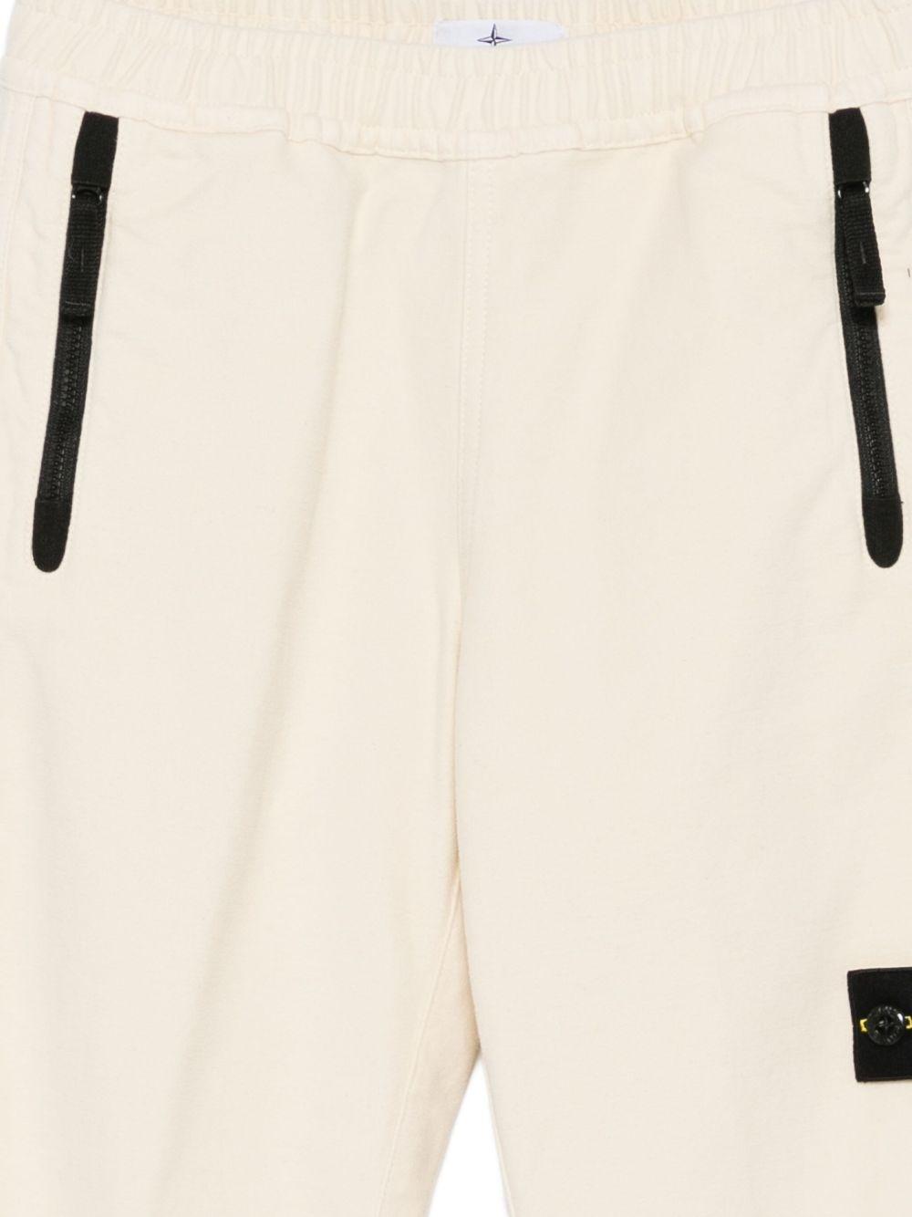 Pantaloni per bambino Stone Island Junior bianchi con applicazione con logo K2S163100006S0202 V0093 STONE ISLAND JUNIOR 