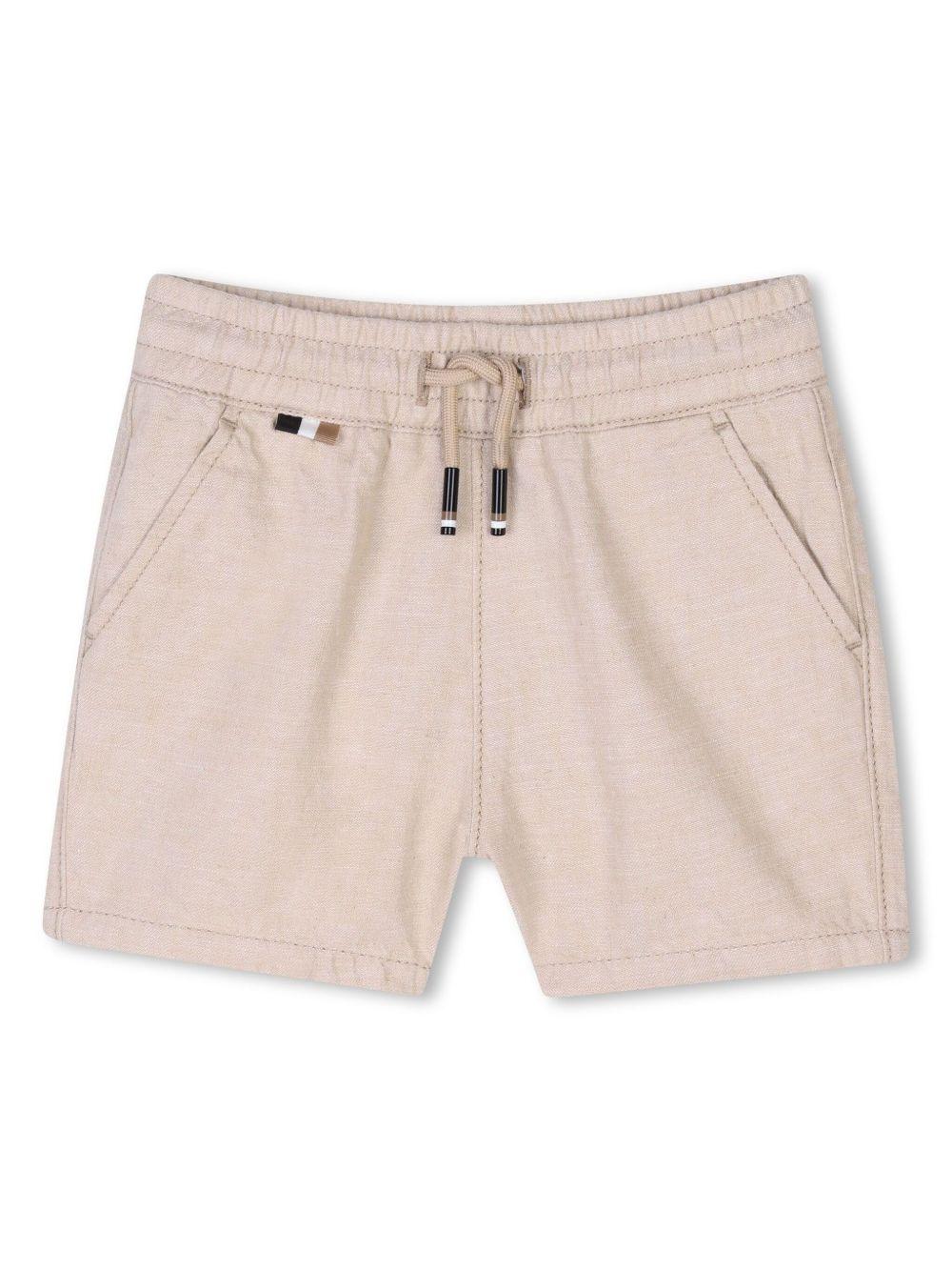 Shorts con ricamo per neonato BOSS Kidswear beige con logo sul retro J52082 249 BOSS KIDS 