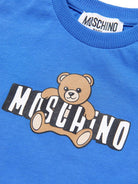 T-shirt per neonati Moschino Kids blu con logo sul davanti MUM04PLAA03 40630 MOSCHINO KIDS 