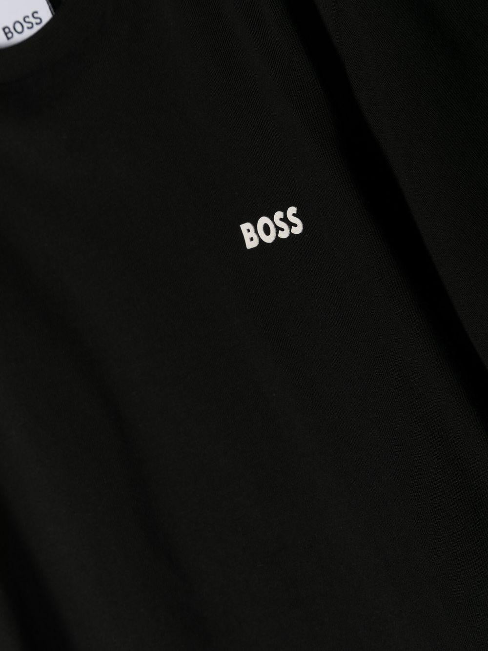T-shirt per bambino BOSS Kidswear nero con logo goffrato bianco J25P23 09B BOSS KIDS 