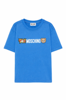 T-shirt per bambini Moschino Kids azzurra con logo sul davanti HUM05QLAA24 40630 MOSCHINO KIDS 