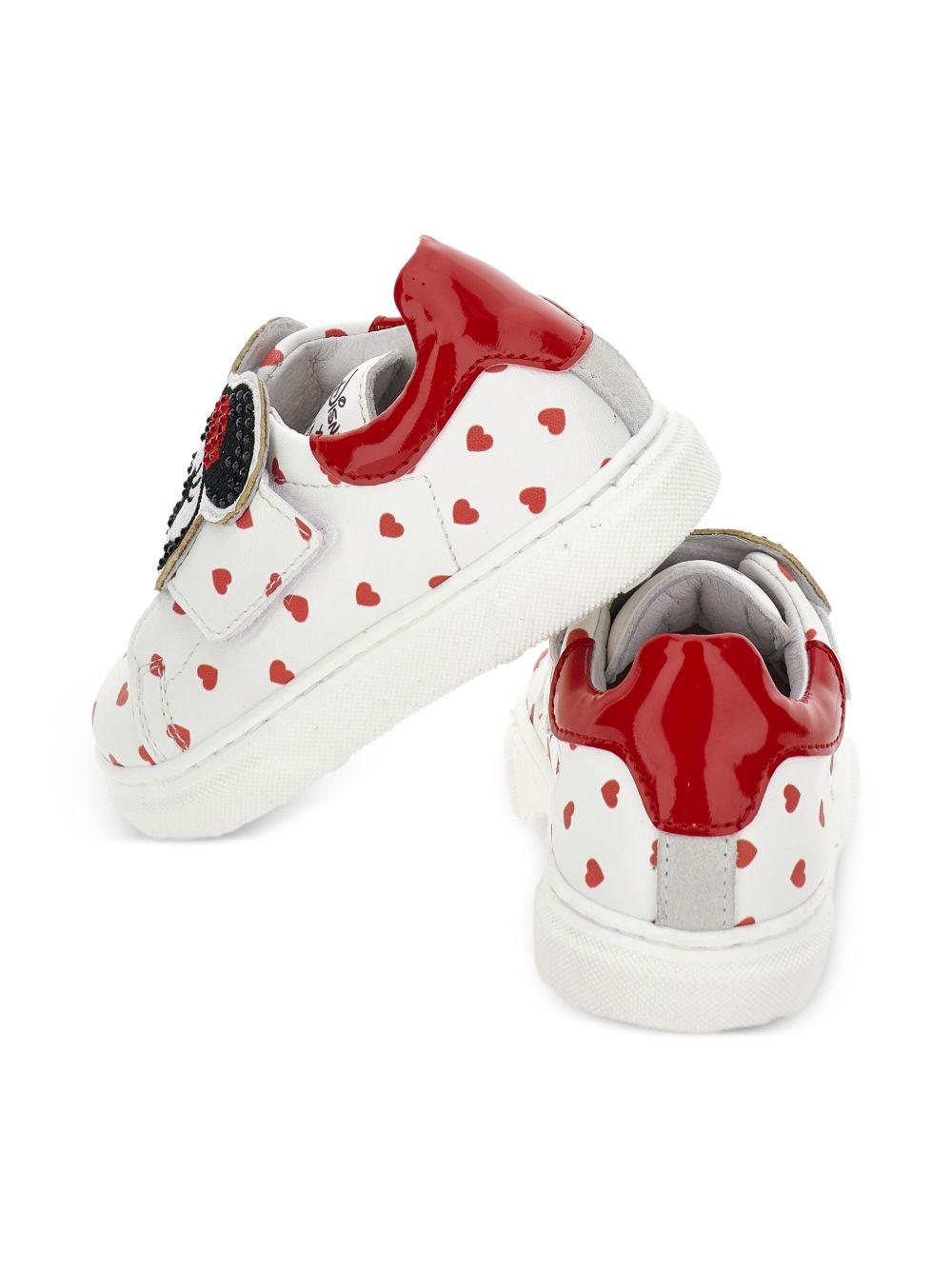 Sneakers per bambina Monnalisa bianche con motivo a cuori rossi 83F010 6719 0143 MONNALISA 