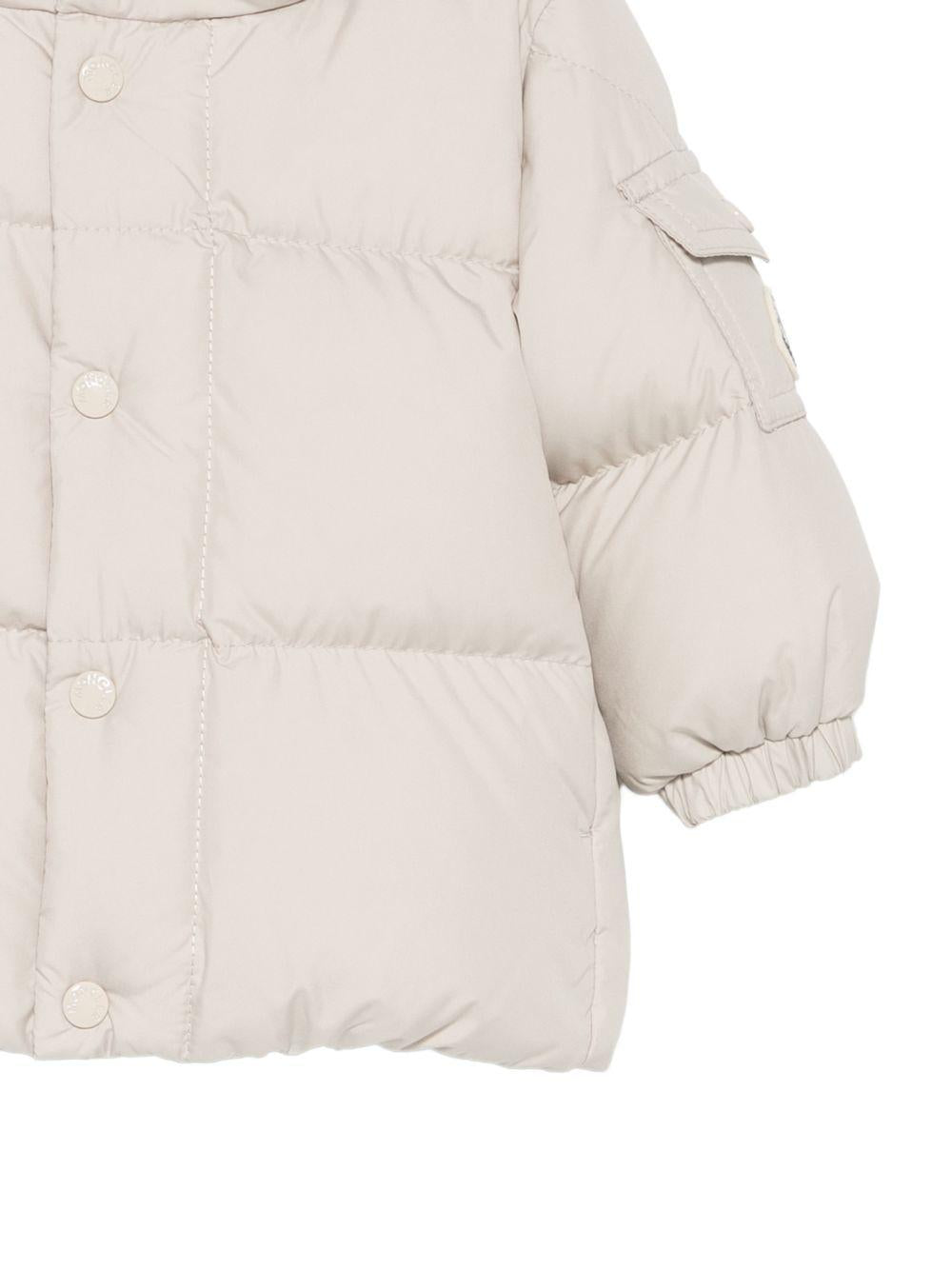 Giubbino per neonato Moncler Enfant beige chiaro con patch logo sulla manica L29511A00001597YW 20N MONCLER KIDS 