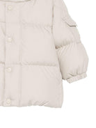 Giubbino per neonato Moncler Enfant beige chiaro con patch logo sulla manica L29511A00001597YW 20N MONCLER KIDS 