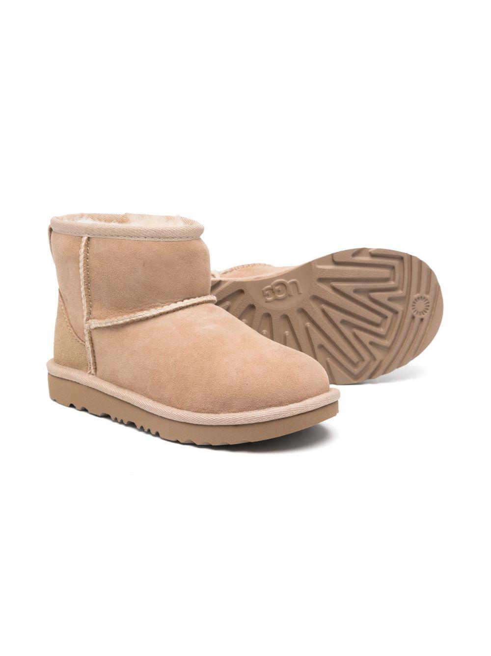 Stivaletti Classic II Mini per bambina UGG Kids beige con applicazione posteriore con logo 1017715K SAN UGG 