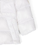 Piumino per neonata Moncler Enfant bianco con design imbottito K29511A00004597Z8 032 MONCLER ENFANT 