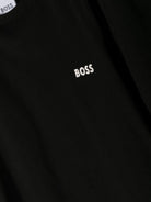 T-shirt per bambino BOSS Kidswear nero con logo goffrato bianco J25P23 09B BOSS KIDS 