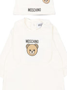 Set tutina, berretto e bavaglino per neonati Moschino Kids bianco con stampa Teddy Bear MUY09PLCA40 10063 MOSCHINO KIDS 