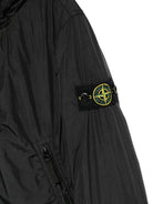 Giacca per bambino Stone Island Junior nero con cappuccio e toppa con logo K2S164100007S0A23 V0029 STONE ISLAND JUNIOR 