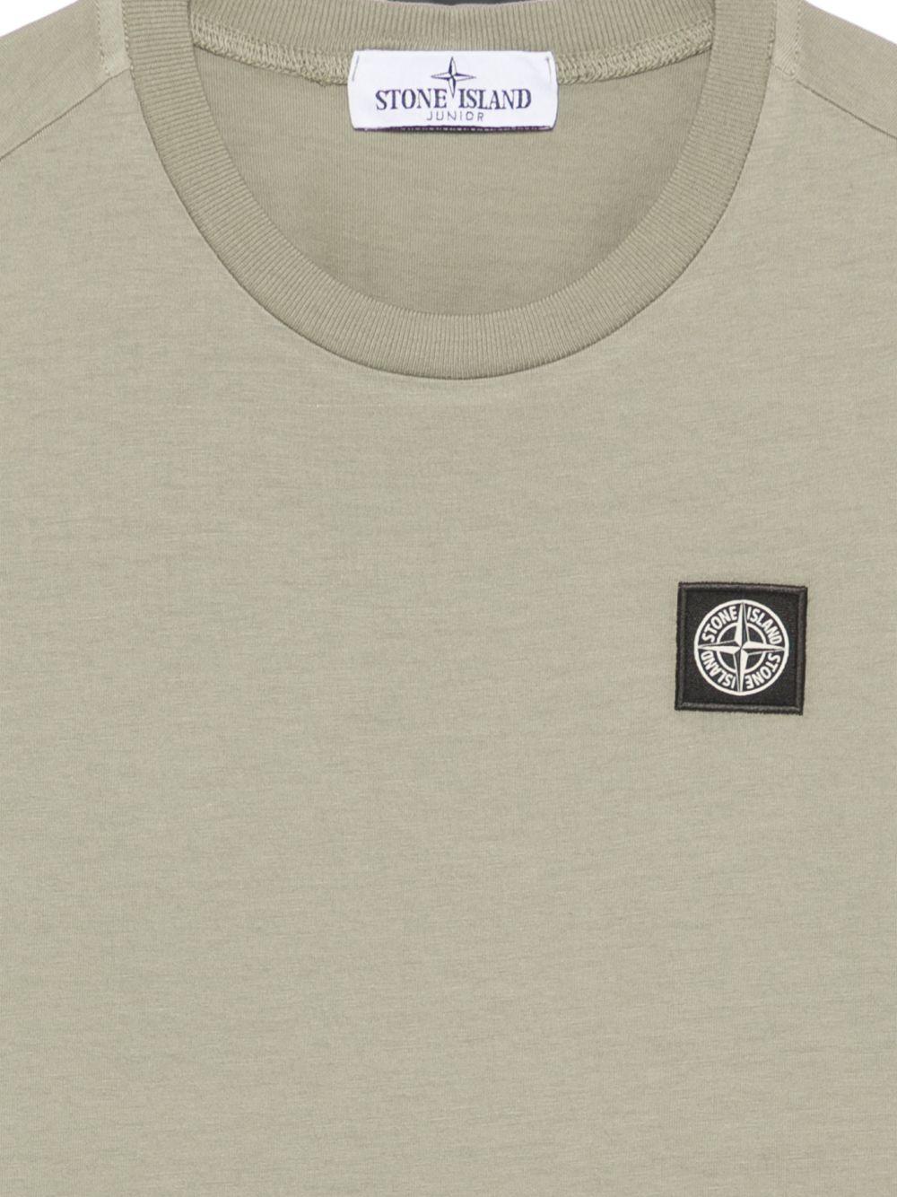 T-shirt per bambino Stone Island Kids verde con applicazione logo sul davanti L2S162100003S0047 V0068 STONE ISLAND KIDS 